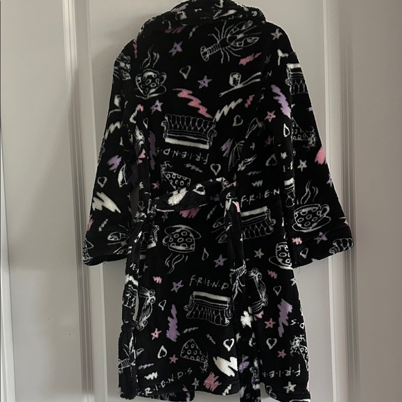 FRIENDS Brand Black and Pink Plush Belted Robe w/Friends Print - Size Girls XS - Picture 6 of 9